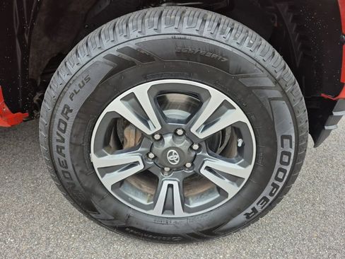 Used 2017 Toyota Tacoma TRD Sport image 8