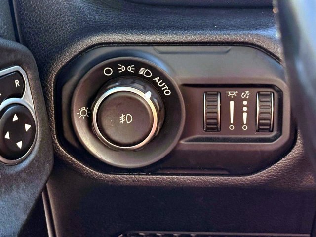 Used 2019 Jeep Wrangler Unlimited Sahara w/ Uconnect 4C Nav & Sound Group AWD/4WD image 21