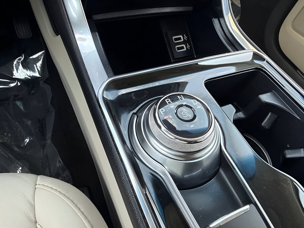 Used 2019 Ford Edge Titanium FWD image 13