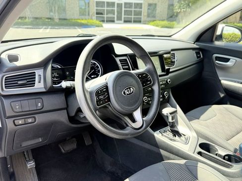 Used 2017 Kia Niro LX FWD image 10