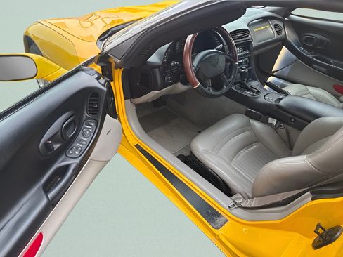 Used 2004 Chevrolet Corvette Coupe w/ Preferred Equipment Group RWD image 10