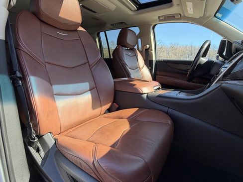 Used 2019 Cadillac Escalade ESV Luxury image 18