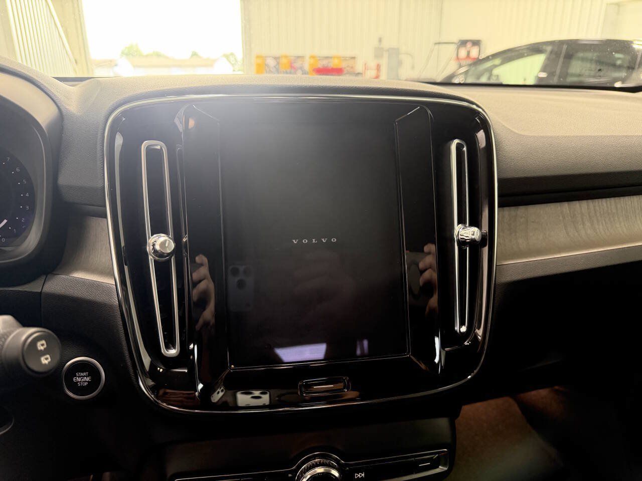 Used 2023 Volvo XC40 B4 Core FWD image 12