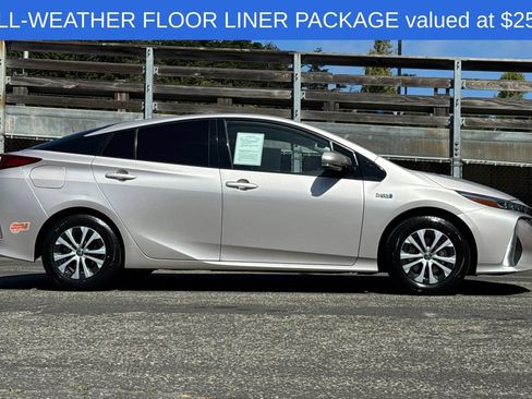 Used 2020 Toyota Prius Prime XLE FWD image 3