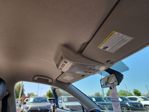 Used 2018 Volkswagen Tiguan SE image 33