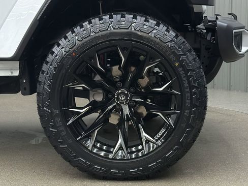 Used 2025 Jeep Wrangler Unlimited Sahara w/ Safety Group image 9