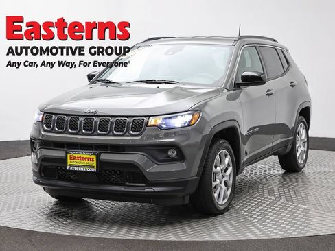 Used 2023 Jeep Compass Latitude AWD/4WD image 1