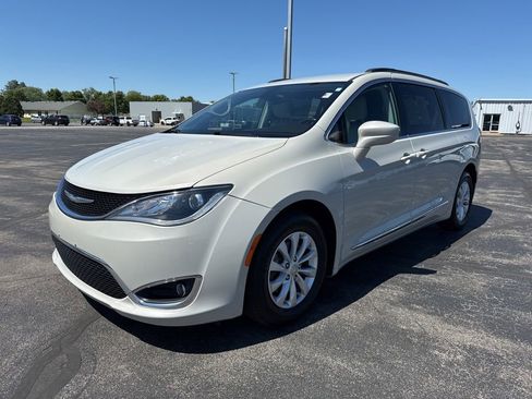 Used 2017 Chrysler Pacifica Touring-L FWD image 4