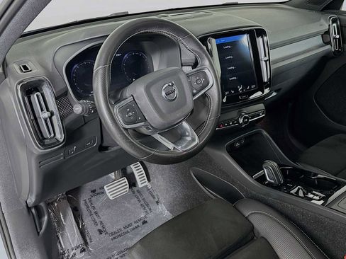 Used 2021 Volvo XC40 T5 R-Design image 9