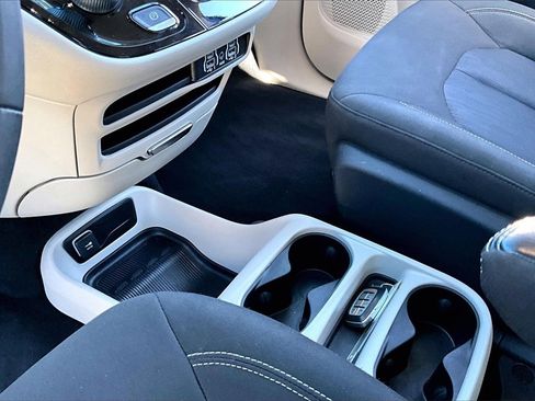 Used 2022 Chrysler Voyager LX image 17