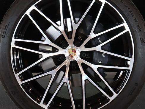 Used 2026 Porsche Macan AWD/4WD image 13