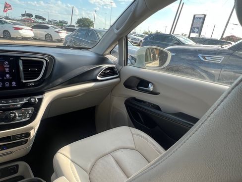 Used 2020 Chrysler Pacifica Touring-L Plus FWD image 18