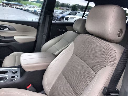 Used 2022 Chevrolet Traverse LS image 11