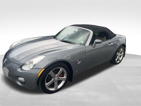 Used 2006 Pontiac Solstice Convertible w/ Premium Package RWD image 2