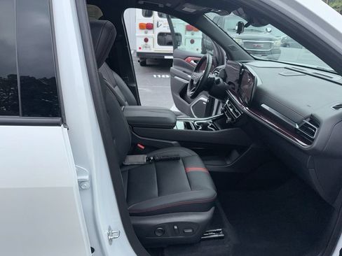 Used 2024 Chevrolet Traverse RS FWD image 32