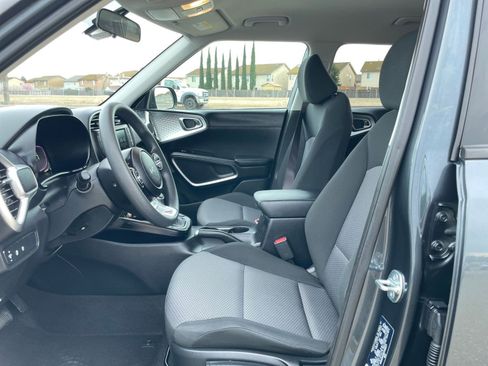 Used 2025 Kia Soul LX w/ LX Technology Package image 24