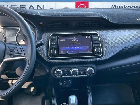 Used 2019 Nissan Kicks S image 9