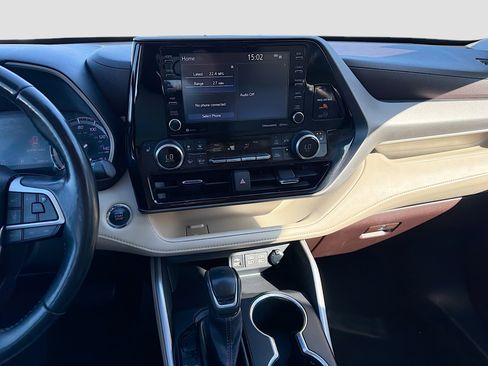 Used 2022 Toyota Highlander XLE image 19
