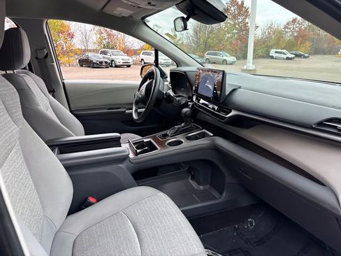 Used 2022 Toyota Sienna LE image 15