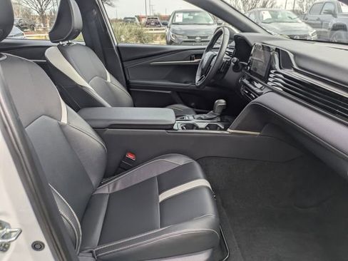 Used 2025 Toyota Camry SE image 30