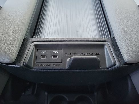 Used 2025 Toyota Sienna XLE FWD image 22