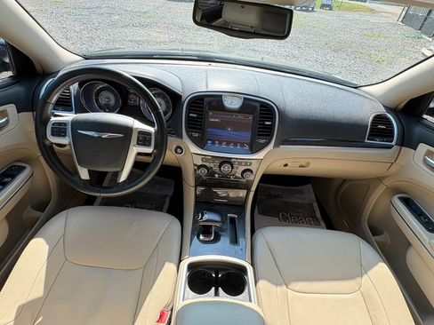 Used 2014 Chrysler 300 RWD image 4