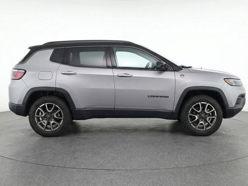 Used 2025 Jeep Compass Trailhawk image 11