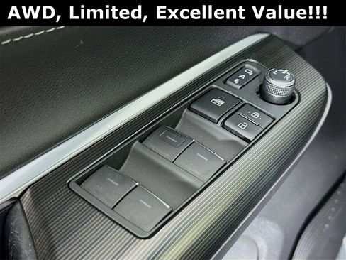 Used 2021 Toyota Venza Limited image 19