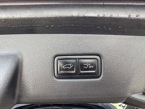 Used 2022 Kia Carnival EX image 8