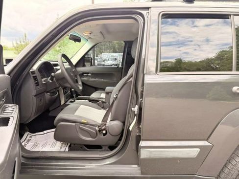 Used 2010 Jeep Liberty Sport image 11