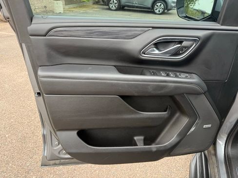 Used 2022 GMC Yukon XL SLT w/ SLT Premium Package image 16