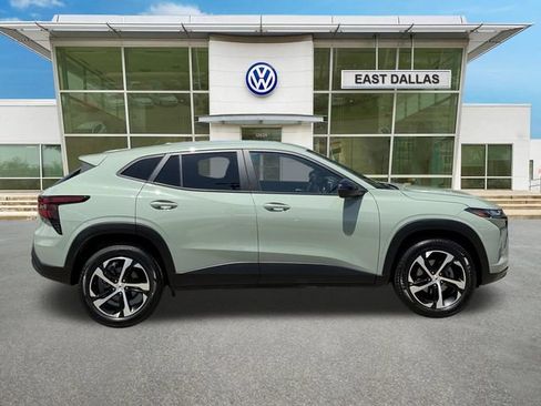Used 2024 Chevrolet Trax RS w/ Driver Confidence Package FWD image 2