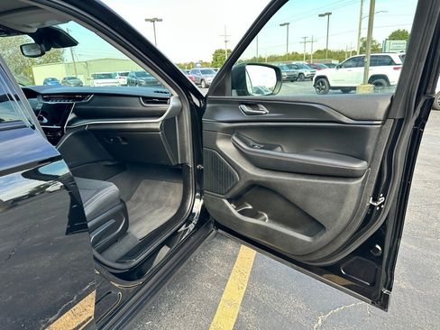 Used 2023 Jeep Grand Cherokee L Laredo image 23