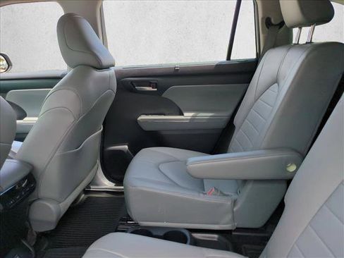 Used 2023 Toyota Highlander XLE FWD image 19