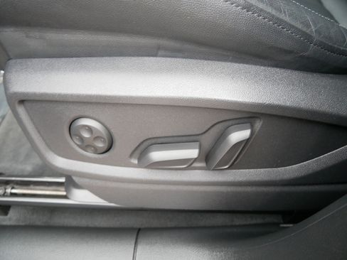 Used 2023 Audi Q5 e Premium w/ Convenience Package image 19