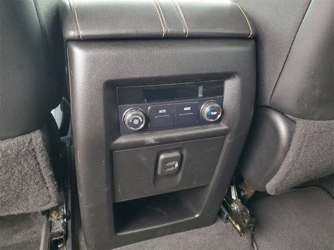 Used 2020 Chevrolet Traverse LT image 17