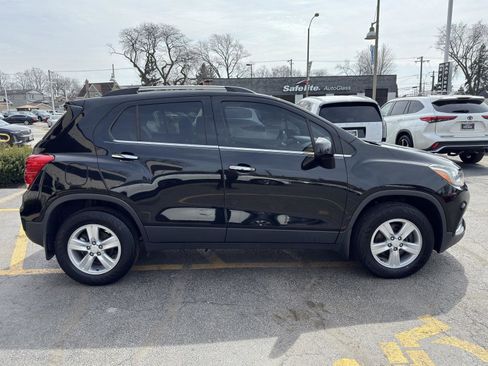 Used 2019 Chevrolet Trax LT w/ LT Convenience Package image 12