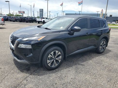 Used 2023 Nissan Rogue SV image 2