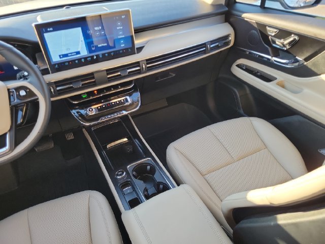 Used 2025 Lincoln Corsair AWD w/ Equipment Group 101A image 33
