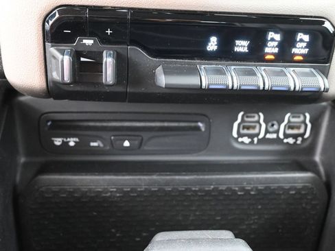 Used 2019 RAM 1500 Laramie AWD/4WD image 29