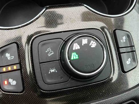 Used 2021 GMC Acadia AT4 image 30