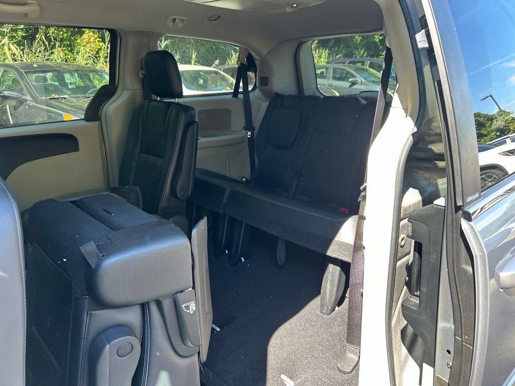 Used 2013 Chrysler Town & Country Touring FWD image 26