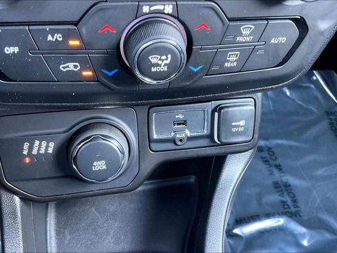 Used 2022 Jeep Renegade Altitude w/ Convenience Group AWD/4WD image 31
