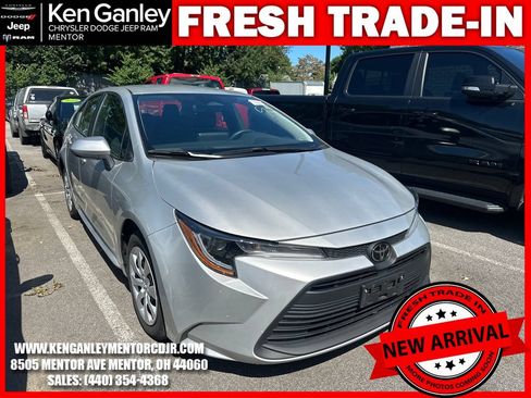 Used 2025 Toyota Corolla LE FWD image 2