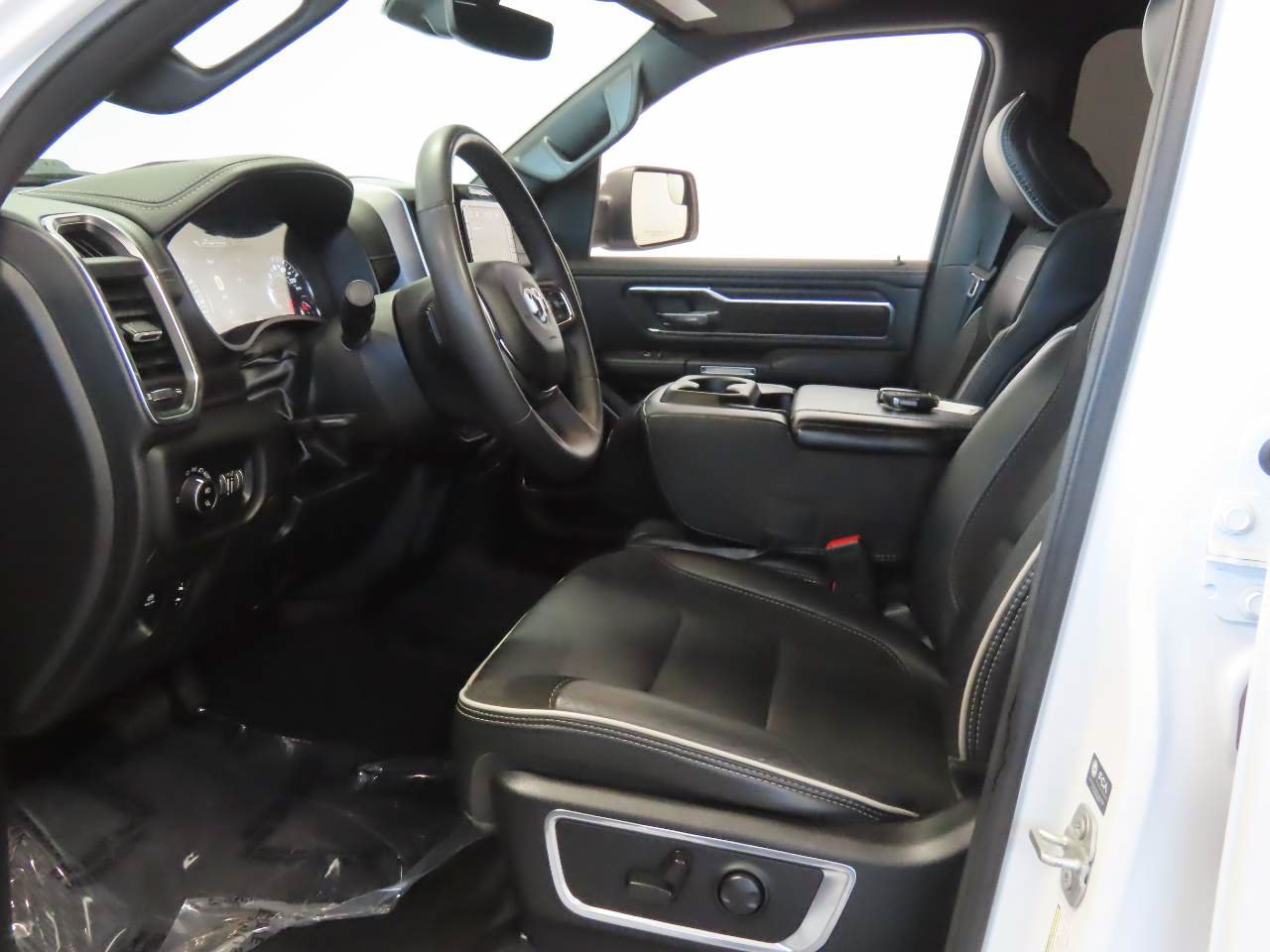 Used 2025 RAM 1500 Laramie AWD/4WD image 16