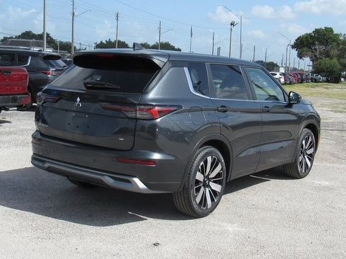 New 2025 Mitsubishi Outlander SE image 3