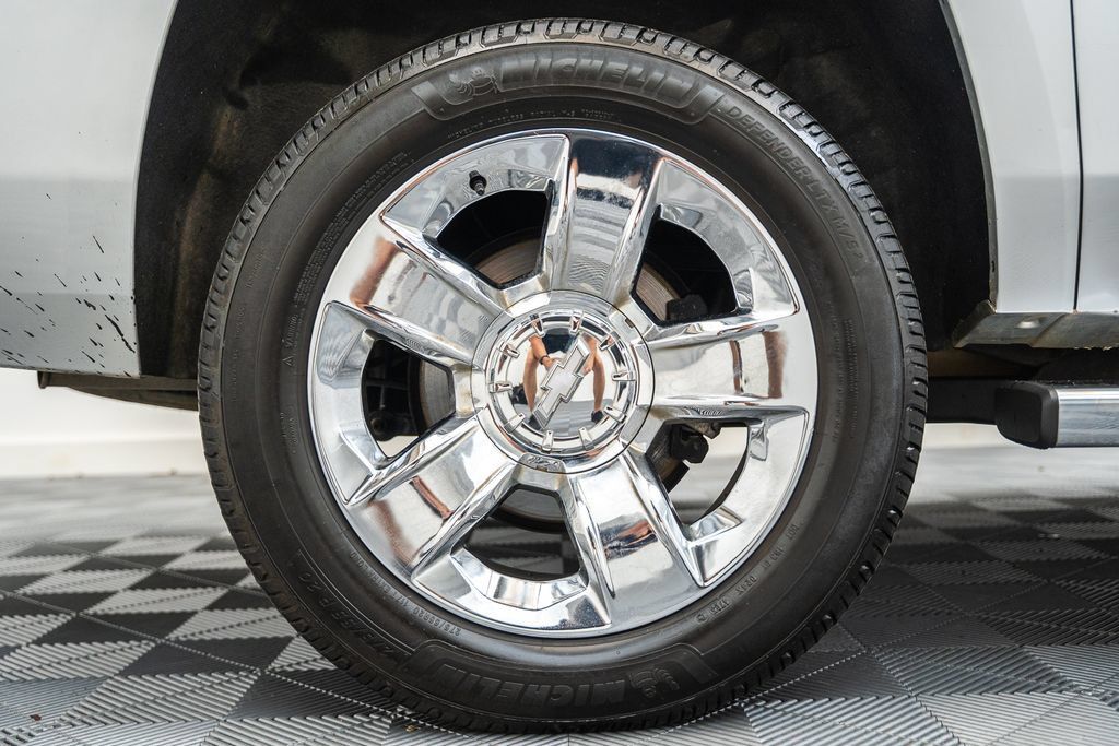 Used 2018 Chevrolet Suburban LT w/ LT Signature Package AWD/4WD image 20