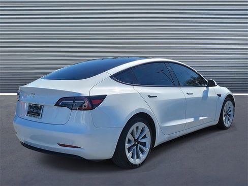 Used 2023 Tesla Model 3 Standard Range image 3