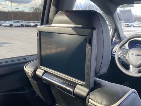 New 2026 Chrysler Pacifica Limited w/ Uconnect Theater Family Group image 36