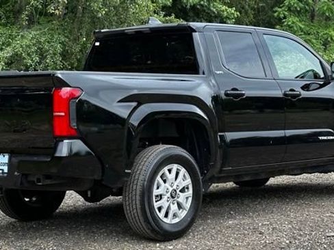 Used 2025 Toyota Tacoma SR5 AWD/4WD image 9